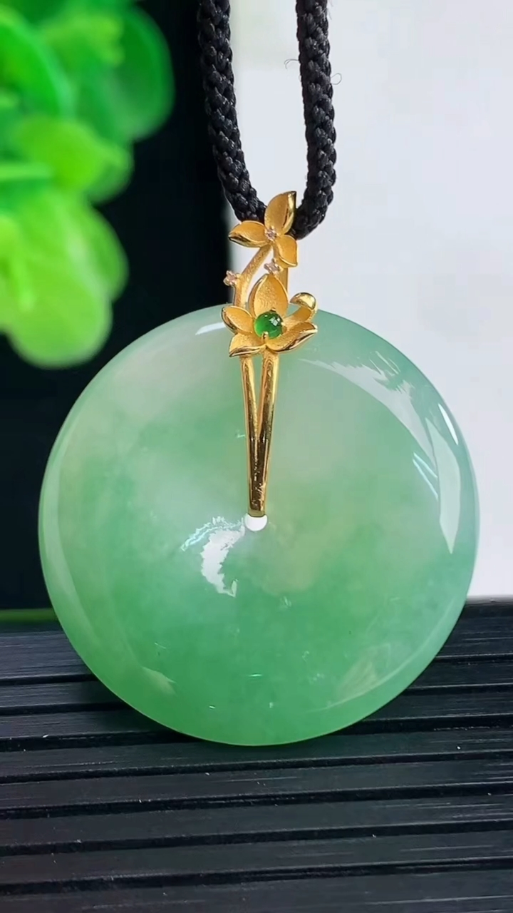 天然A货翡翠平安扣吊坠尺寸27.8-5.4重量:9.34g
4月11日