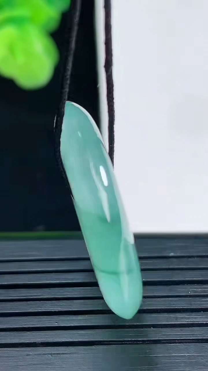 天然A货翡翠飘花平安扣吊坠尺寸28.5-5.2重量:9.59g
4月11日