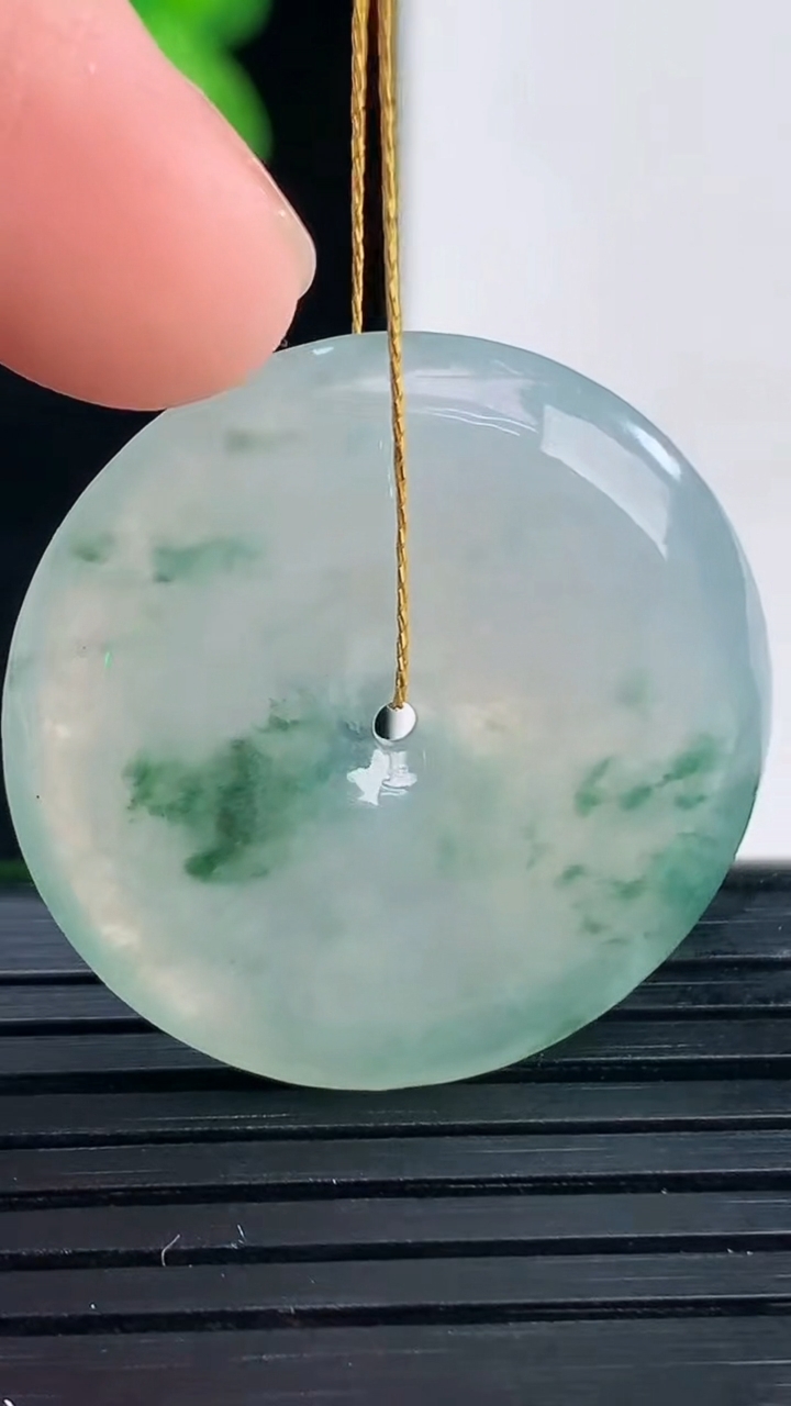 天然A货翡翠飘花平安扣吊坠尺寸27.5-4.8重量:8.48g
4月11日