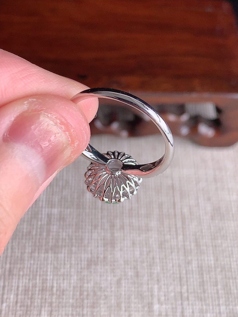 天然A货翡翠18K金伴钻镶嵌阳绿蛋面戒指 圈口17.5裸石
尺寸7.2-6.3mm 重量2.60g 0410