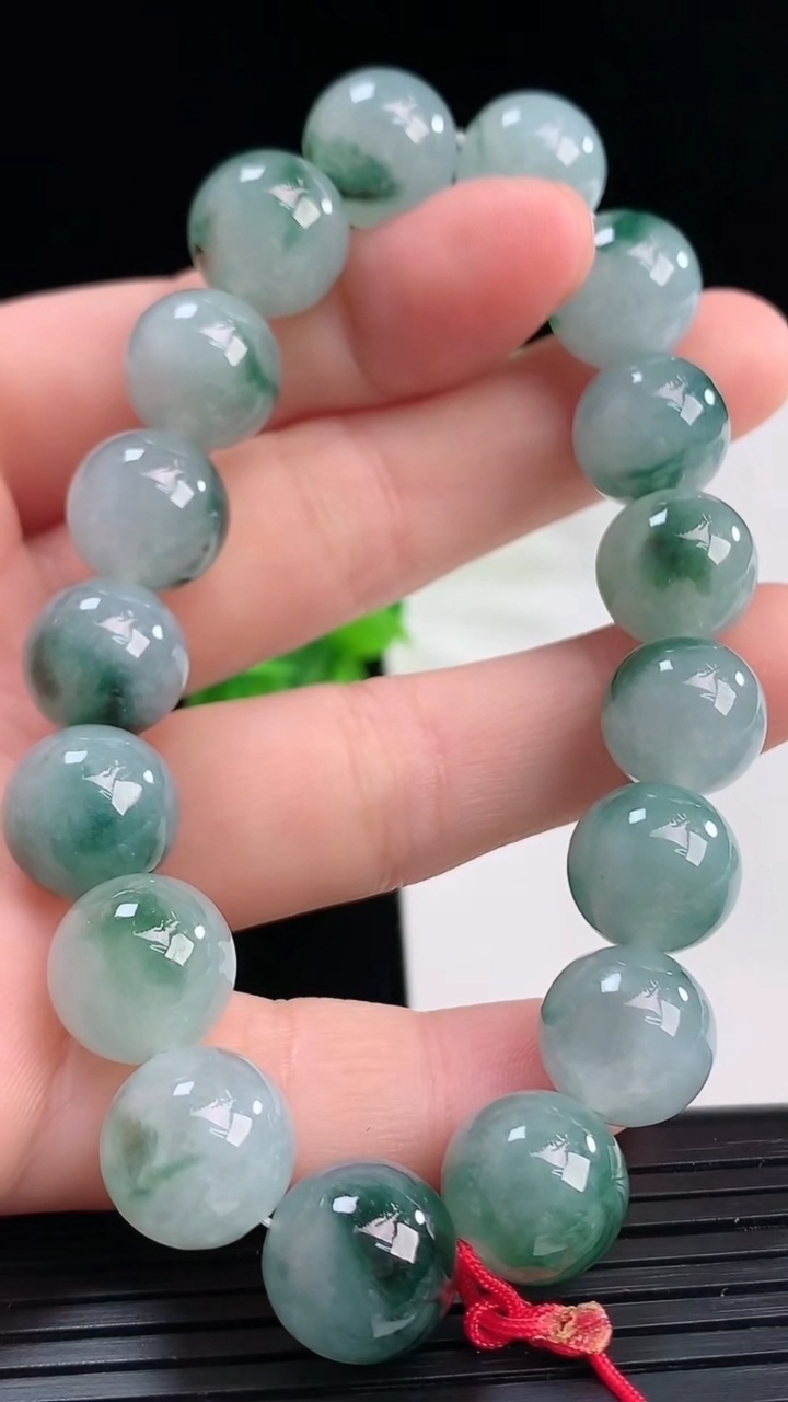 天然A货翡翠飘花圆珠手串尺寸11.1-17颗重量:45.24g4月11日
工厂直销收藏佳品,种好水足，色泽均匀，有种有色，上手高大气！
