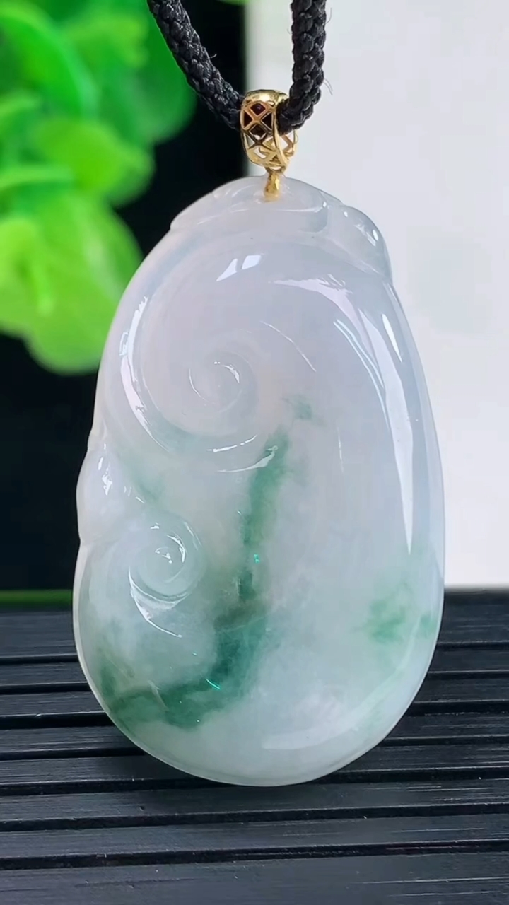 天然A货翡翠18K金飘花如意吊坠尺寸36.3-21.8-5.4重量:8.58g
4月11日