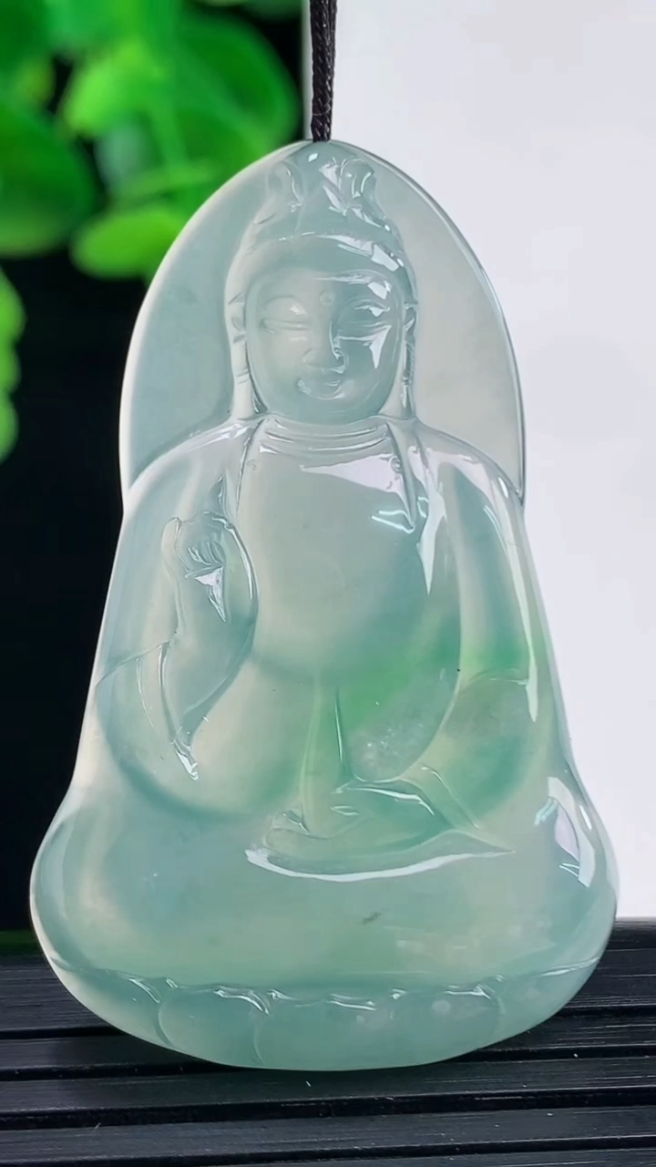 天然A货翡翠观音菩萨吊坠尺寸46.4-29.5-4.2重量:11.02g
4月11日