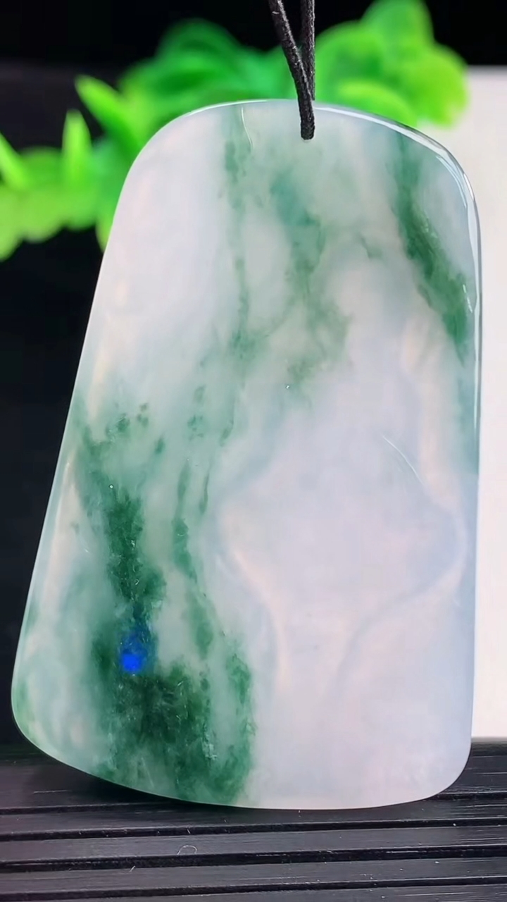 天然A货翡翠飘花阿弥陀佛吊坠尺寸53.6-34.8-5.3重量:21.55g
4月11日