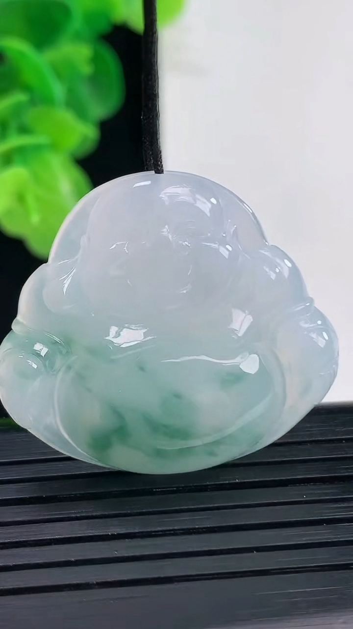 天然A货翡翠飘花佛公吊坠尺寸30.9-34-5.3重量:9.27g
4月11日