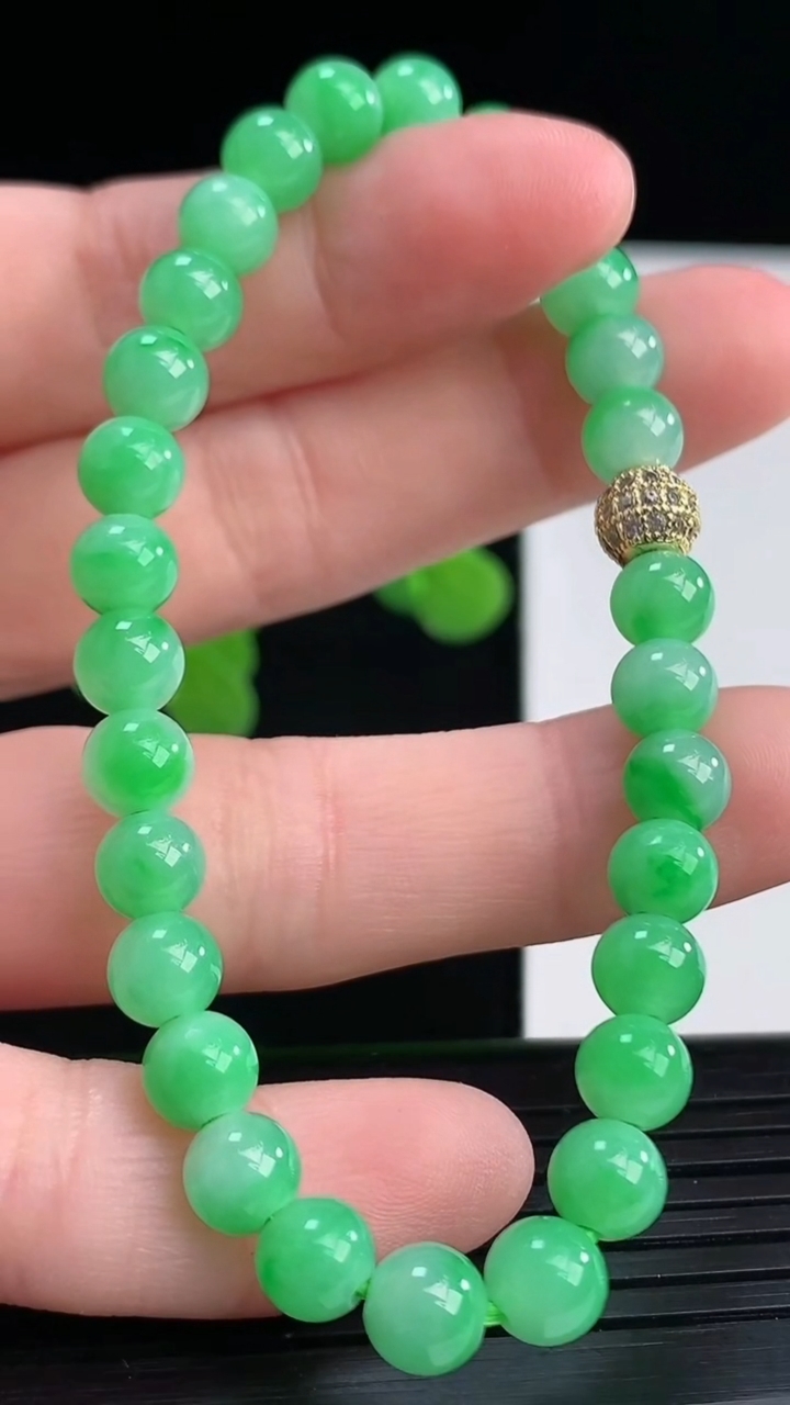 天然A货翡翠圆珠手串尺寸6.1-29颗重量:11.72g4月11日
工厂直销收藏佳品,种好水足，色泽均匀，有种有色，上手高大气！