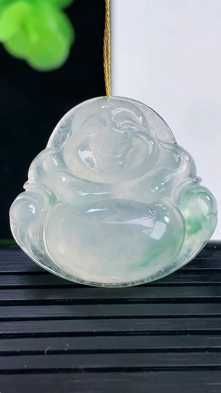 天然A货翡翠冰种飘花佛公吊坠尺寸25.3-27.6-7.4重量:7.47g
4月11日