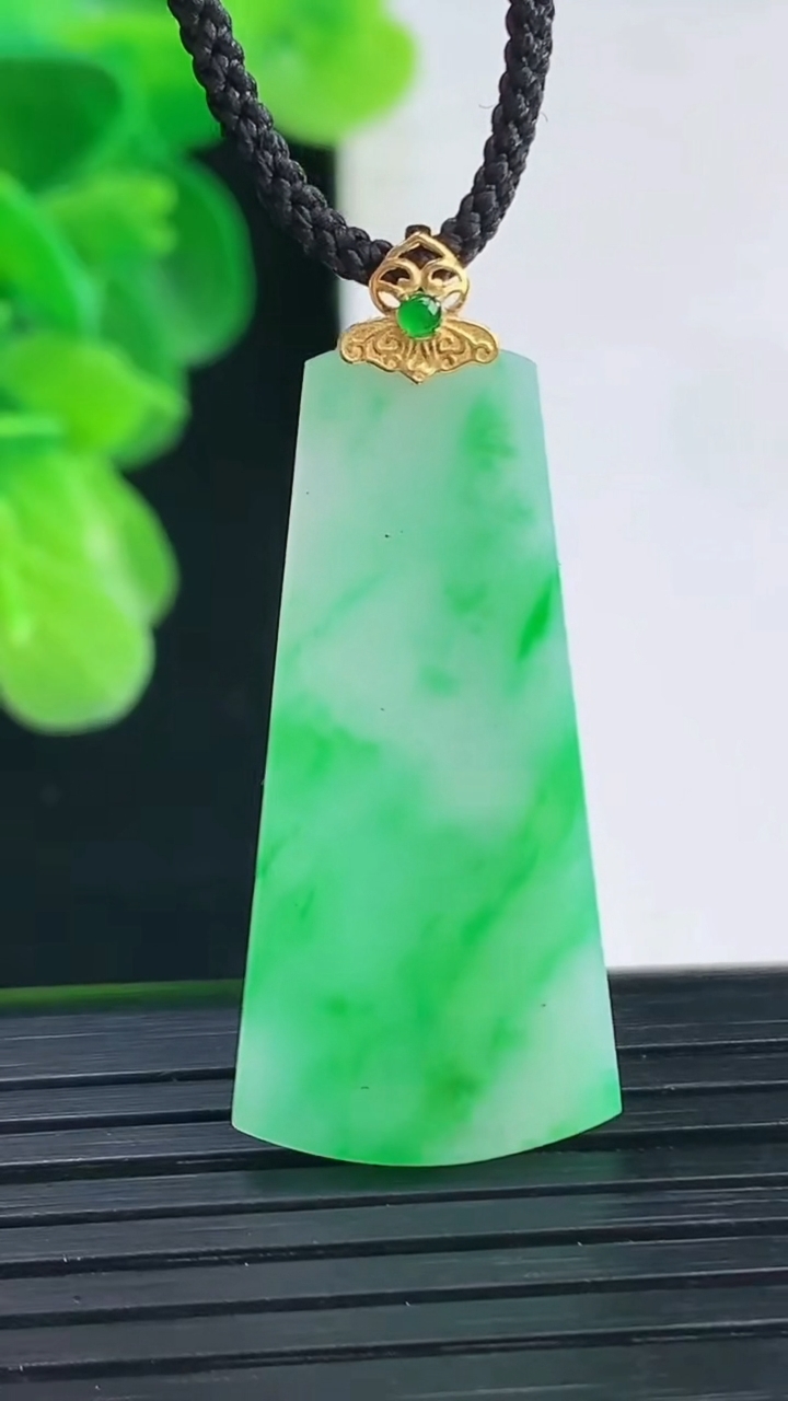 天然A货翡翠无事牌吊坠尺寸39-16.1-2重量:3.13g
4月11日