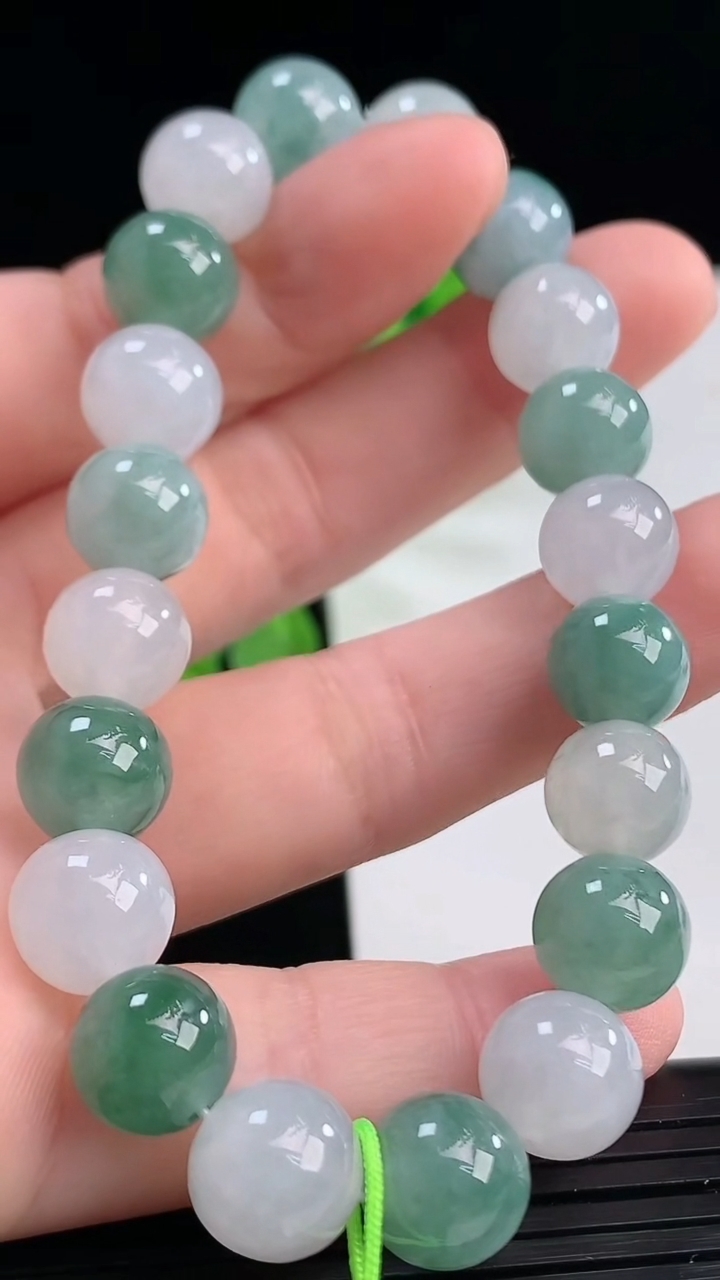 天然A货翡翠圆珠手串尺寸9-20颗重量:30.12g4月11日
工厂直销收藏佳品,种好水足，色泽均匀，有种有色，上手高大气！