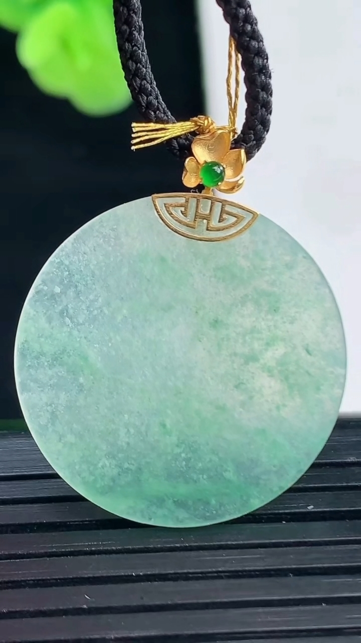 天然A货翡翠无事牌吊坠尺寸25.5-1.6重量:3.09g
4月11日