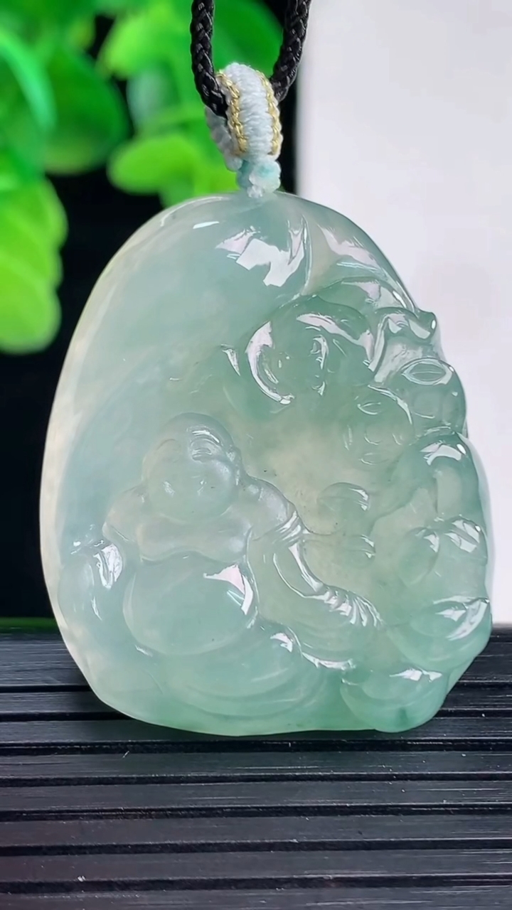 天然A货翡翠冰种飘花逍遥佛吊坠尺寸36.7-30.4-6.7重量:17.79g
4月11日