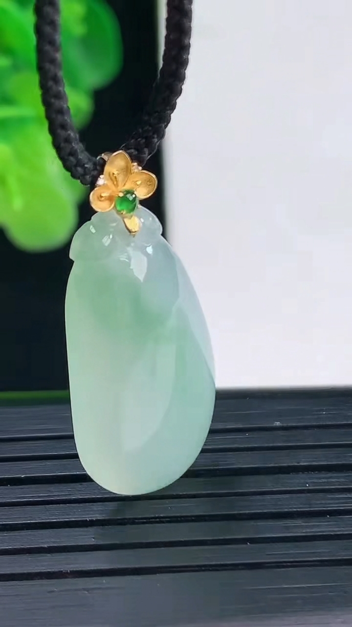 天然A货翡翠福瓜吊坠尺寸31-13.8-5.5重量:4.27g
4月11日