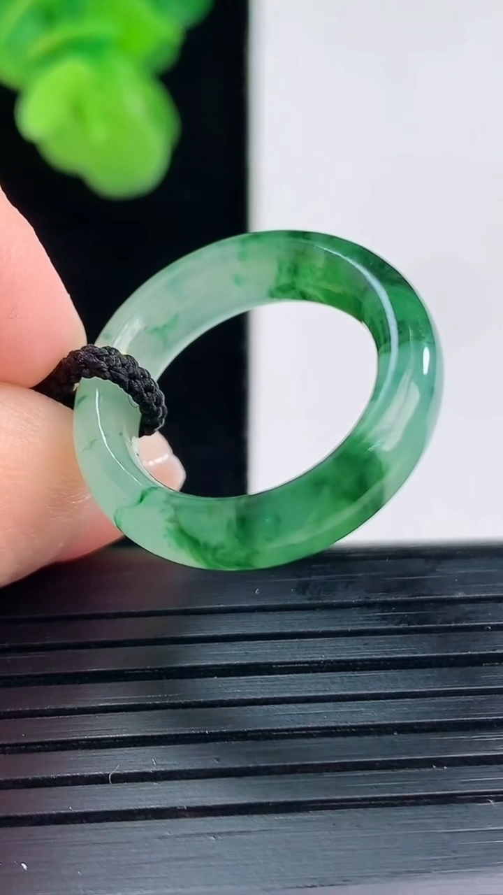 天然A货翡翠飘花指环戒指尺寸16.9-5.5-3.6重量:3.68g2026年4月11日
工厂直销收藏佳品,种好水足，色泽均匀，有种有色，上手高大气！