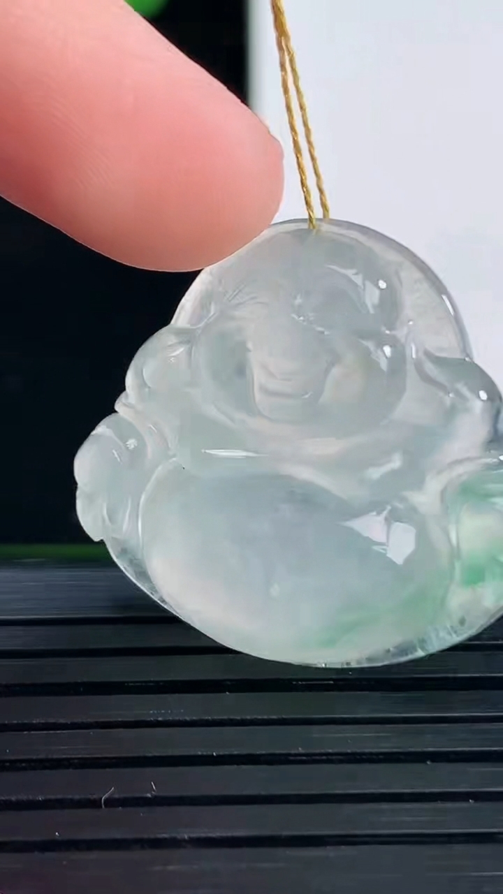 天然A货翡翠冰种飘花佛公吊坠尺寸25.3-27.6-7.4重量:7.47g
4月11日