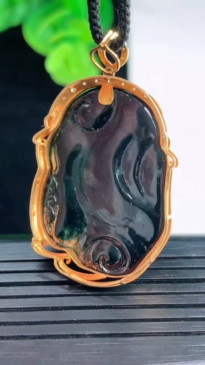 天然A货翡翠18K金墨翠观音菩萨吊坠尺寸35.5-24.6-7.7重量:8.97g
4月11日