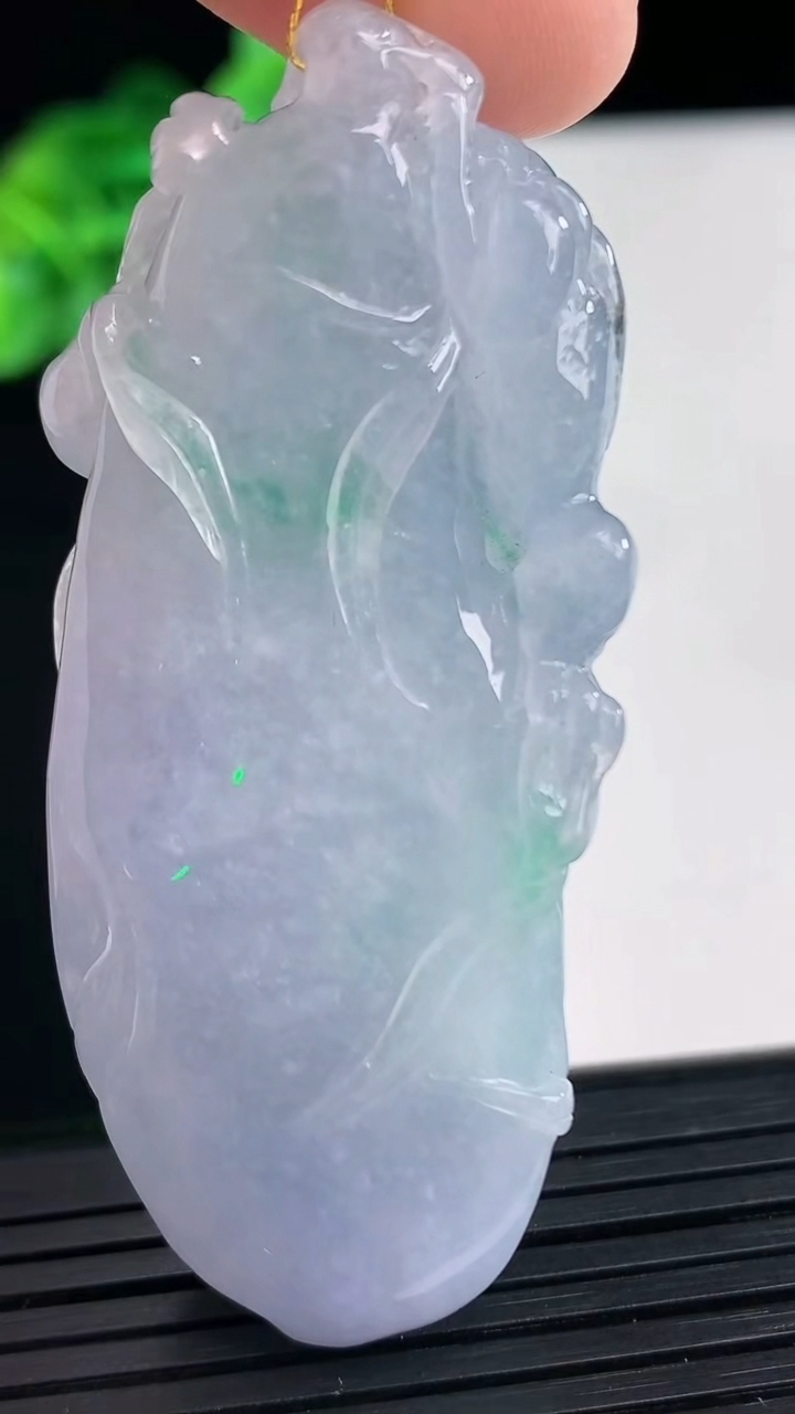 天然A货翡翠紫罗兰福瓜吊坠尺寸63.8-32.9-13.4重量:39.86g
4月11日