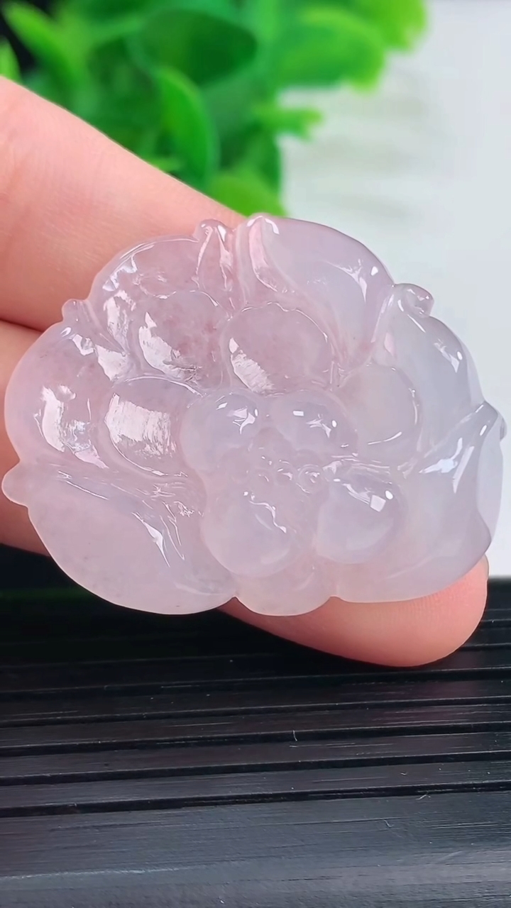 天然A货翡翠和和美美 荷花吊坠尺寸29.4-36.3-9.3重量:12.19g
4月11日