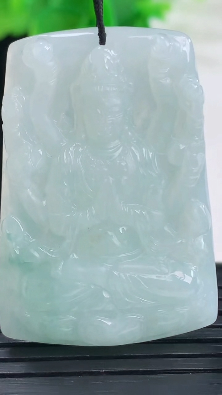 天然A货翡翠飘花千手观音吊坠尺寸42.8-29.6-5.6重量:14.90g
4月11日