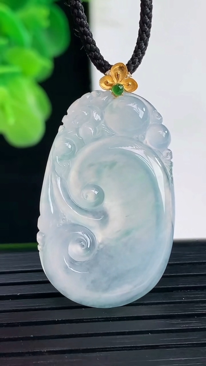 天然A货翡翠18K金飘花如意吊坠尺寸36.8-20.4-3.6重量:6.03g
4月11日