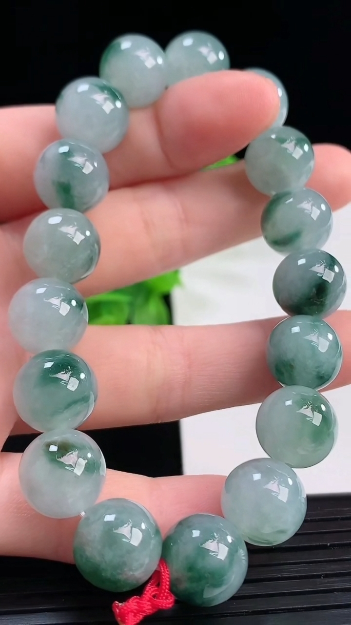 天然A货翡翠飘花圆珠手串尺寸11.1-17颗重量:45.24g4月11日
工厂直销收藏佳品,种好水足，色泽均匀，有种有色，上手高大气！