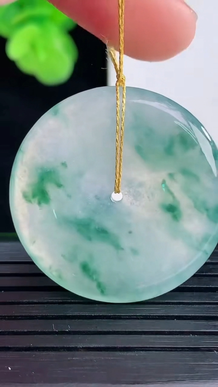 天然A货翡翠飘花平安扣吊坠尺寸30.7-5重量:11.02g
4月11日