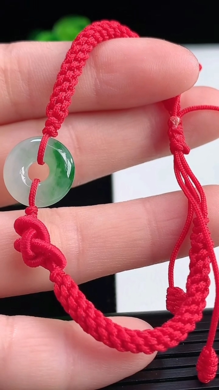 天然A货翡翠飘花平安扣手绳尺寸12.9-3重量:2.08g
4月11日