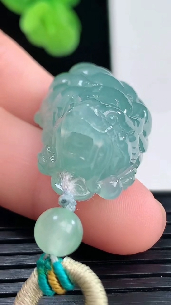 天然A货翡翠龙龟吊坠尺寸37-18.2-14.1重量:18.35g
4月11日