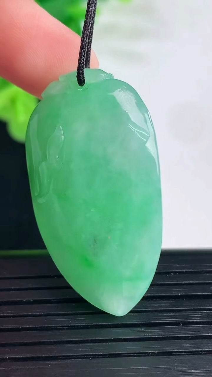 天然A货翡翠福瓜吊坠尺寸37.6-20.9-11.1重量:14.95g
4月11日