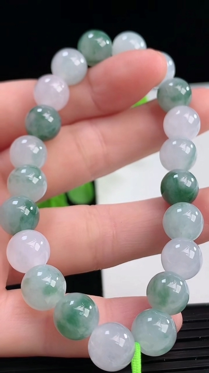 天然A货翡翠飘花圆珠手串尺寸8.7-21颗重量:26.17g4月11日
工厂直销收藏佳品,种好水足，色泽均匀，有种有色，上手高大气！