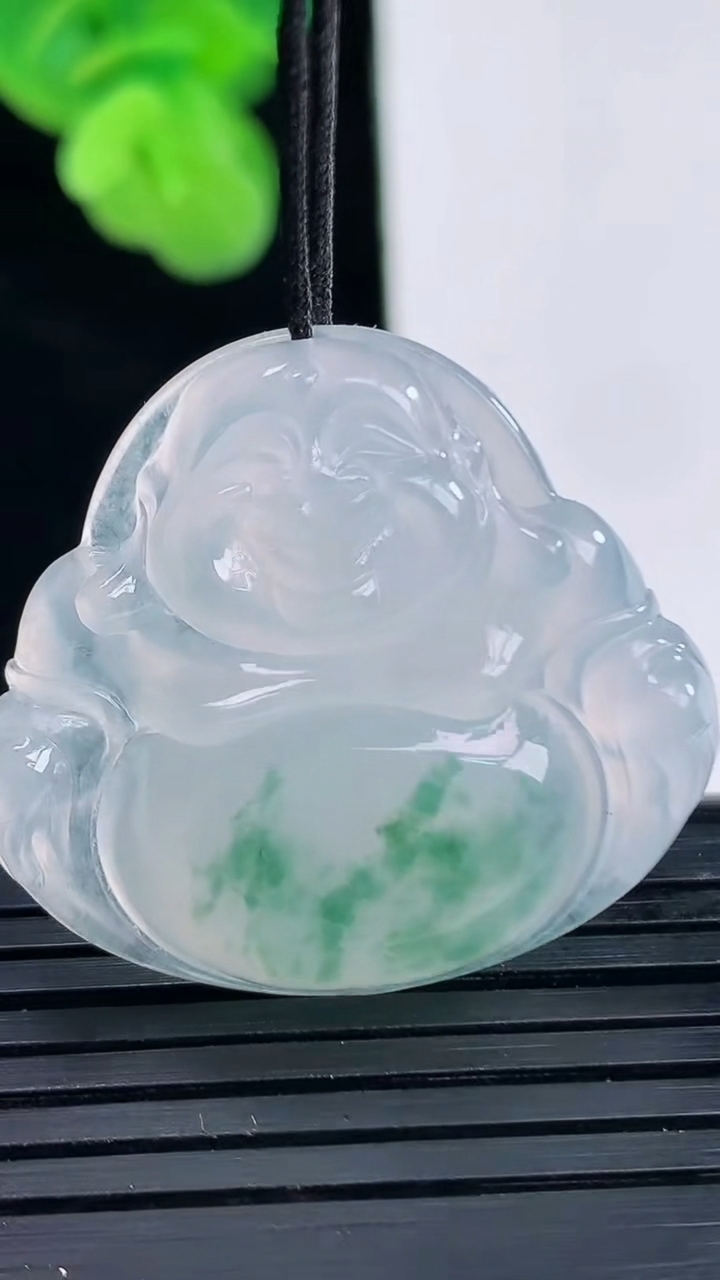 天然A货翡翠种飘花佛公吊坠尺寸29.5-31.8-5.6重量:8.62g
4月11日