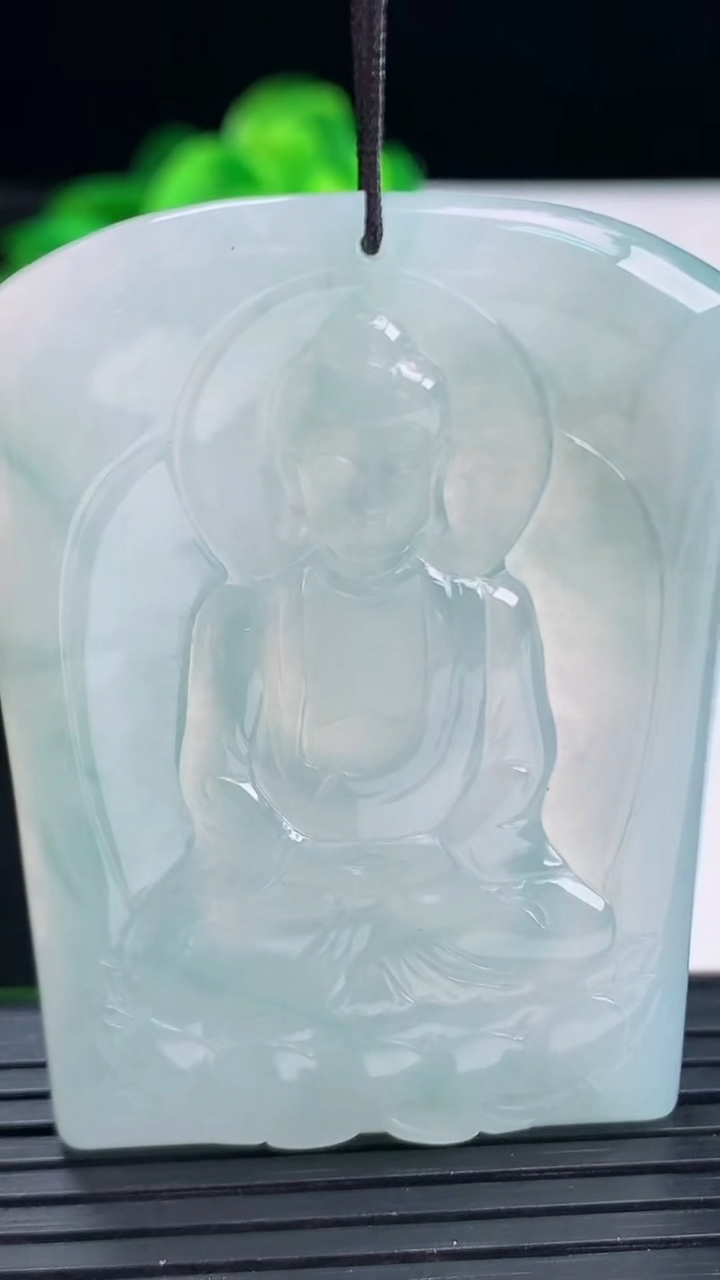 天然A货翡翠冰种飘花大日如来吊坠尺寸55-37.5-6重量:31.81g
4月11日
