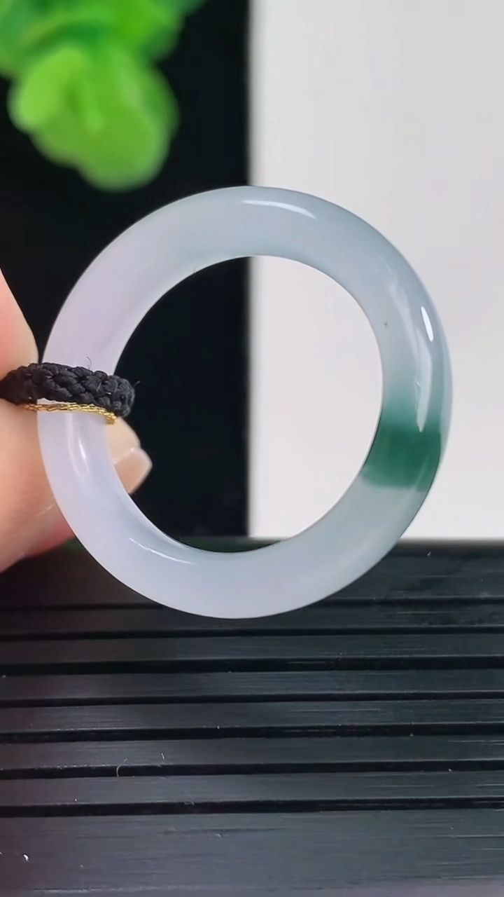 天然A货翡翠飘花指环戒指尺寸18.7-5.5-3.6重量:4.06g2026年4月11日
工厂直销收藏佳品,种好水足，色泽均匀，有种有色，上手高大气！