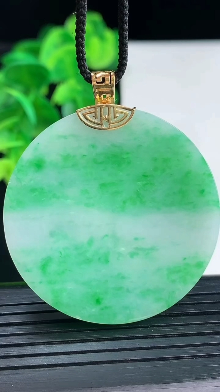 天然A货翡翠无事牌吊坠尺寸41.3-4.8重量:23.81g
4月11日