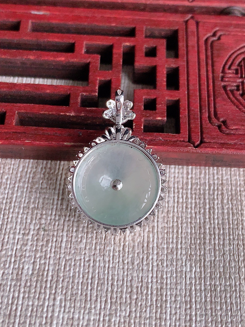 天然A货翡翠18K金伴钻镶嵌白冰白月光平安扣吊坠 
尺寸25.5-17.5-7.5裸石15mm 重量2.95g 0410