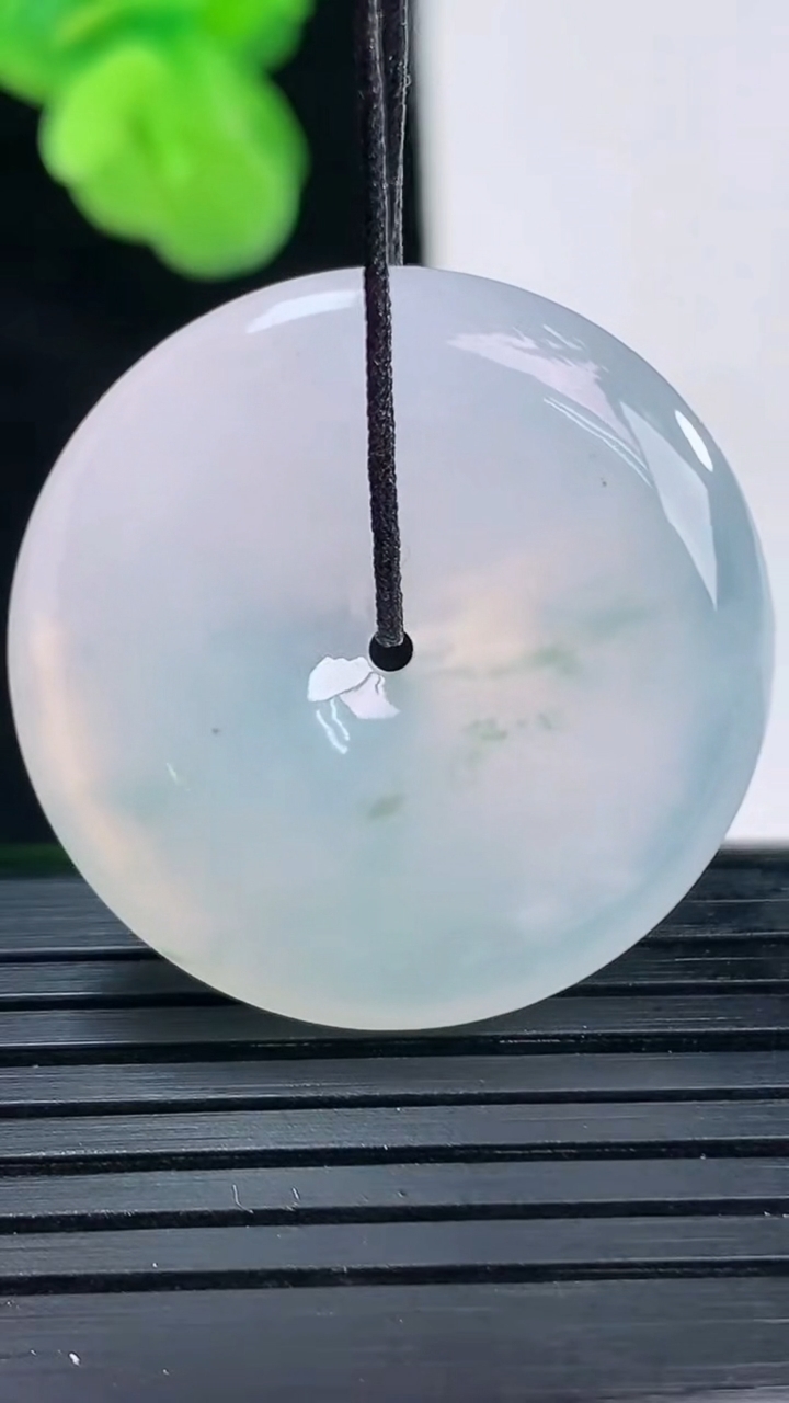 天然A货翡翠飘花平安扣吊坠尺寸29.1-5.6重量:10.48g
4月11日