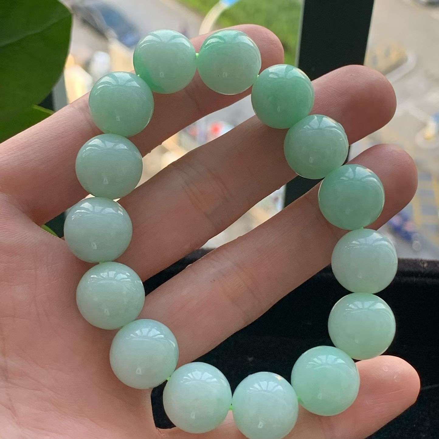 A货天然翡翠冰糯种满绿手串15颗重量71.73
4月11日