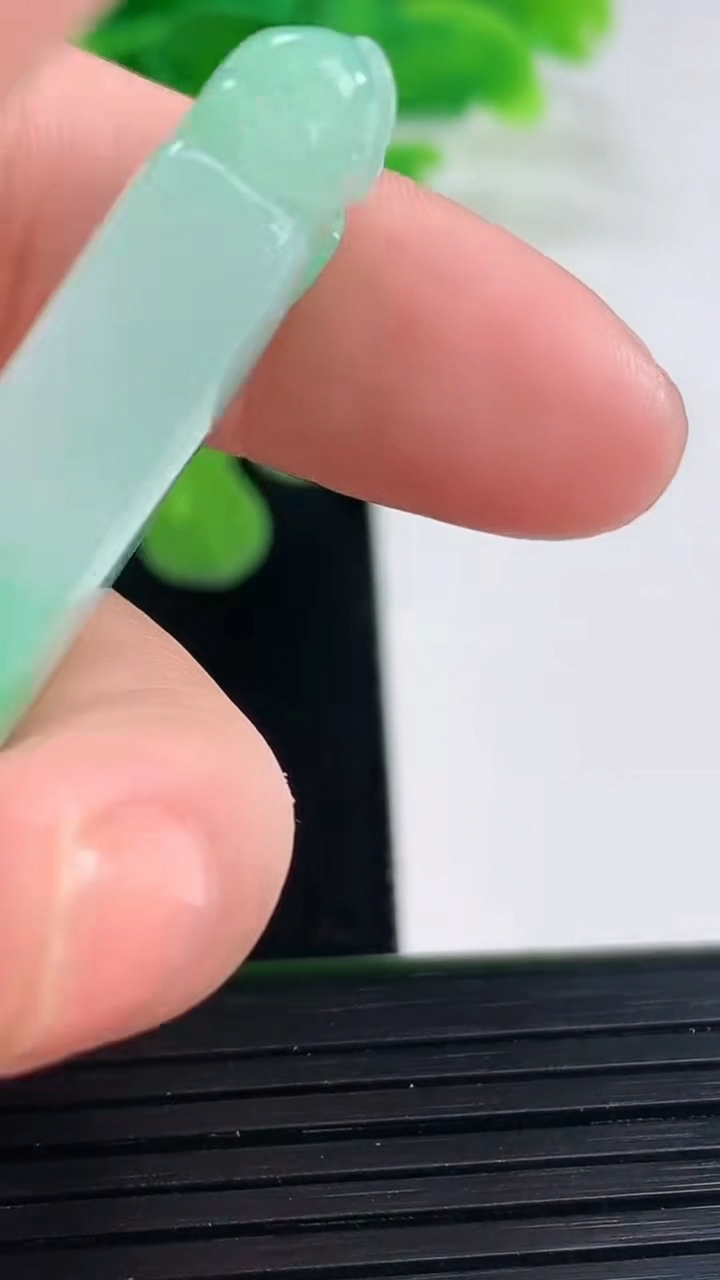 天然A货翡翠貔貅印章尺寸42.5-16.7-7.3重量:15.83g
4月11日