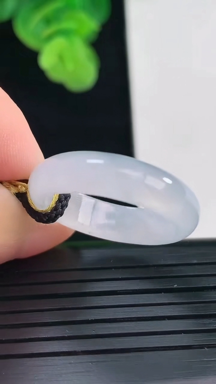 天然A货翡翠紫罗兰指环戒指尺寸19.5-5.9-3重量:3.62g2026年4月11日
工厂直销收藏佳品,种好水足，色泽均匀，有种有色，上手高大气！