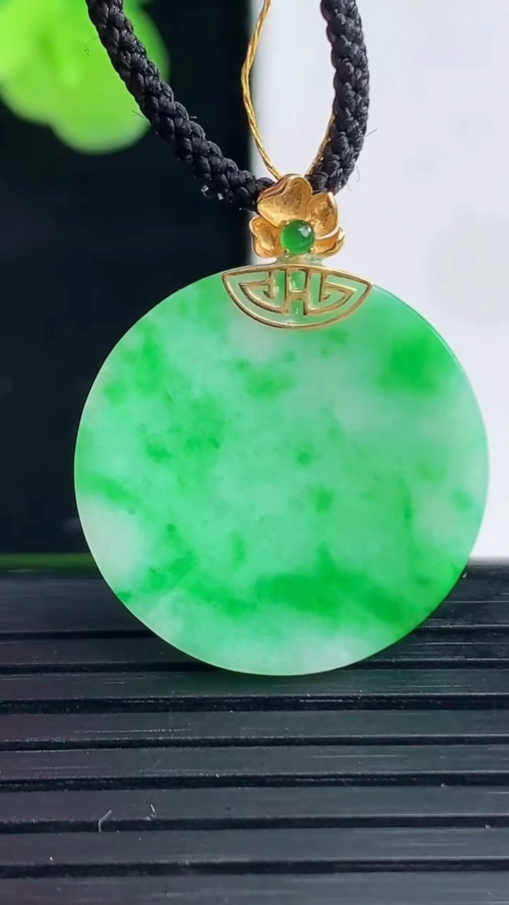 天然A货翡翠无事牌吊坠尺寸22.5-1.9重量:3.07g
4月11日