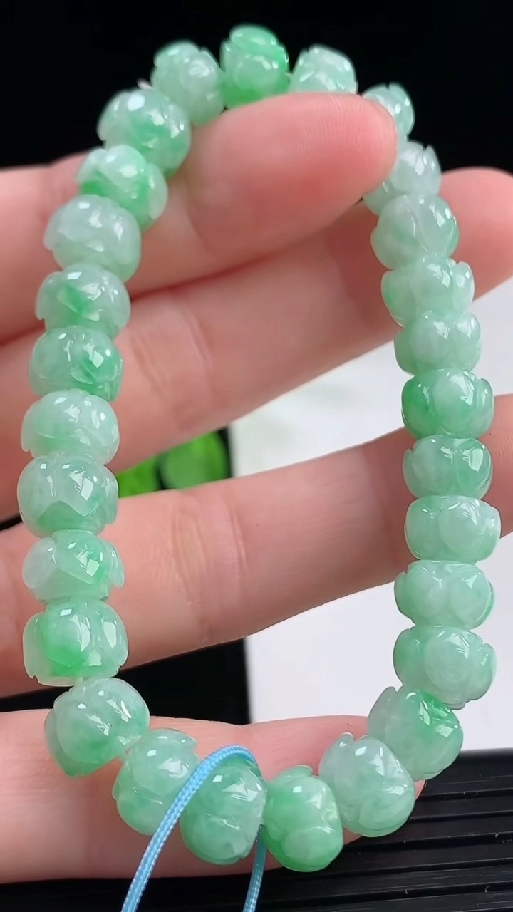 天然A货翡翠莲花手串尺寸8.3-5.8重量:20.69g4月11日
工厂直销收藏佳品,种好水足，色泽均匀，有种有色，上手高大气！