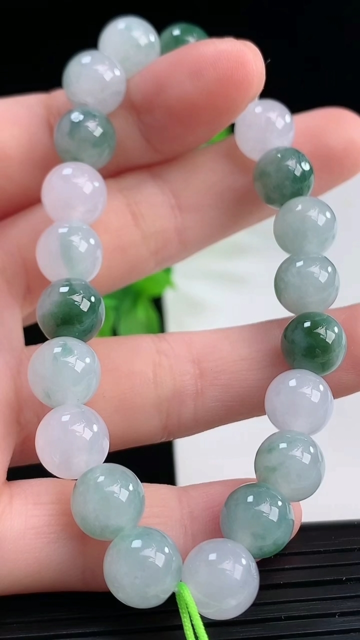 天然A货翡翠飘花圆珠手串尺寸8.7-21颗重量:26.17g4月11日
工厂直销收藏佳品,种好水足，