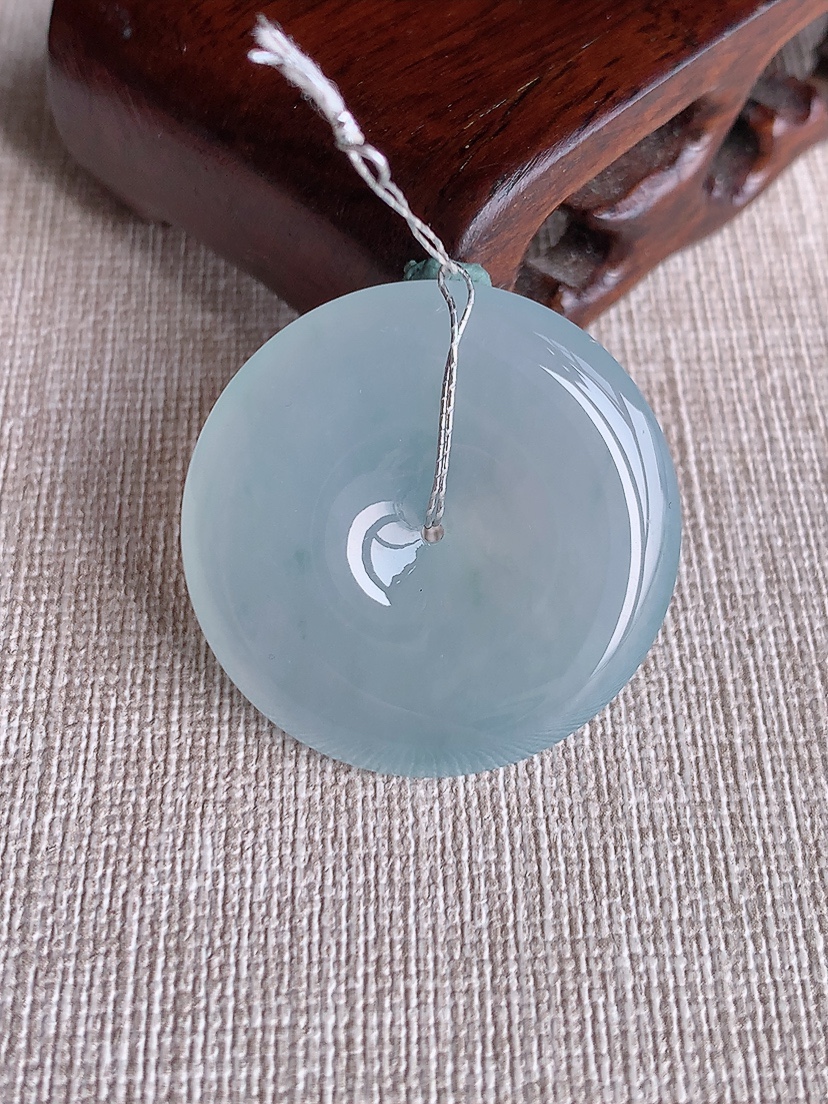 天然A货翡翠飘花平安扣吊坠 
尺寸31.5-5.8mm 重量12.70g 0410