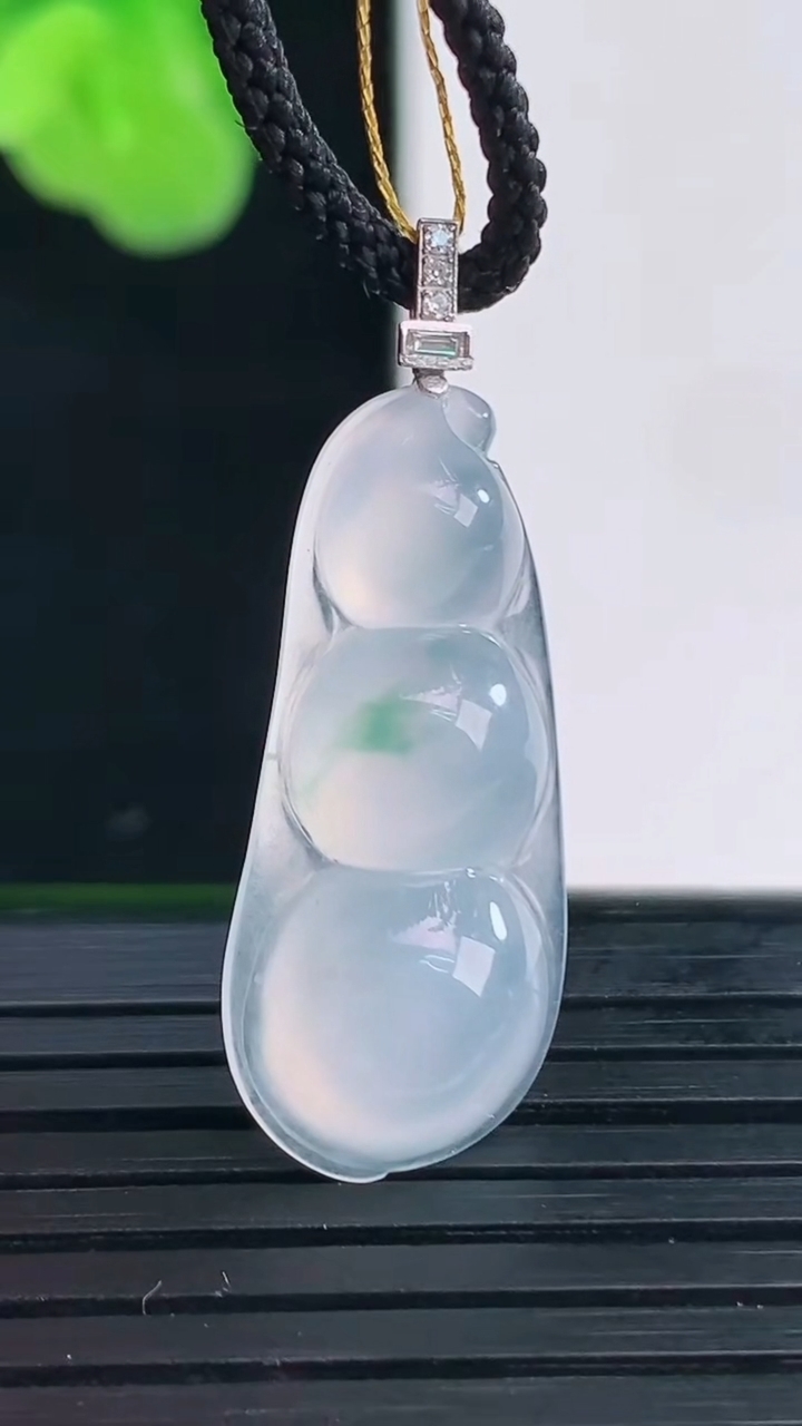 天然A货翡翠18K金飘花福豆吊坠尺寸33.3-11.8-4.8重量:2.67g
4月11日