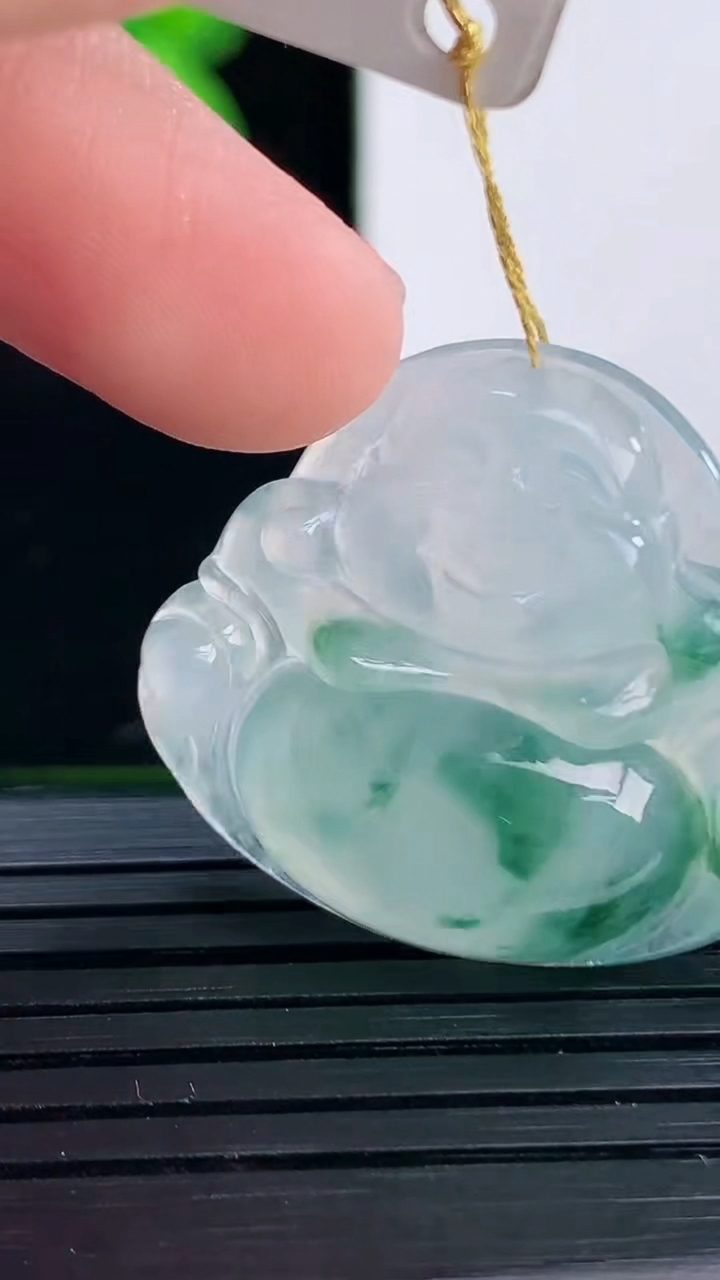 天然A货翡翠飘花佛公吊坠尺寸25.9-29.8-5.9重量:7.27g
4月11日