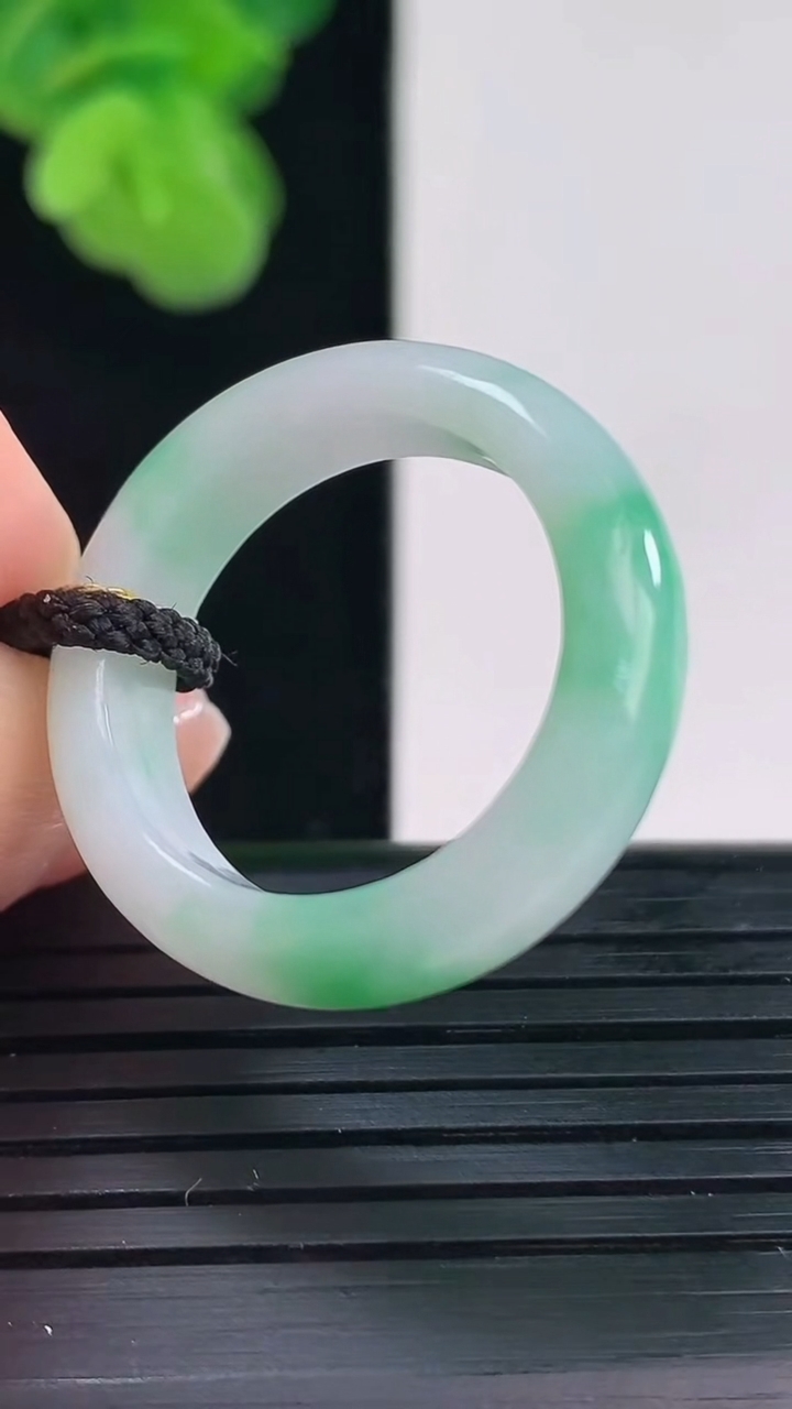 天然A货翡翠指环戒指尺寸19.1-5.7-3.4重量:4.51g2026年4月11日
工厂直销收藏佳品,种好水足，色泽均匀，有种有色，上手高大气！