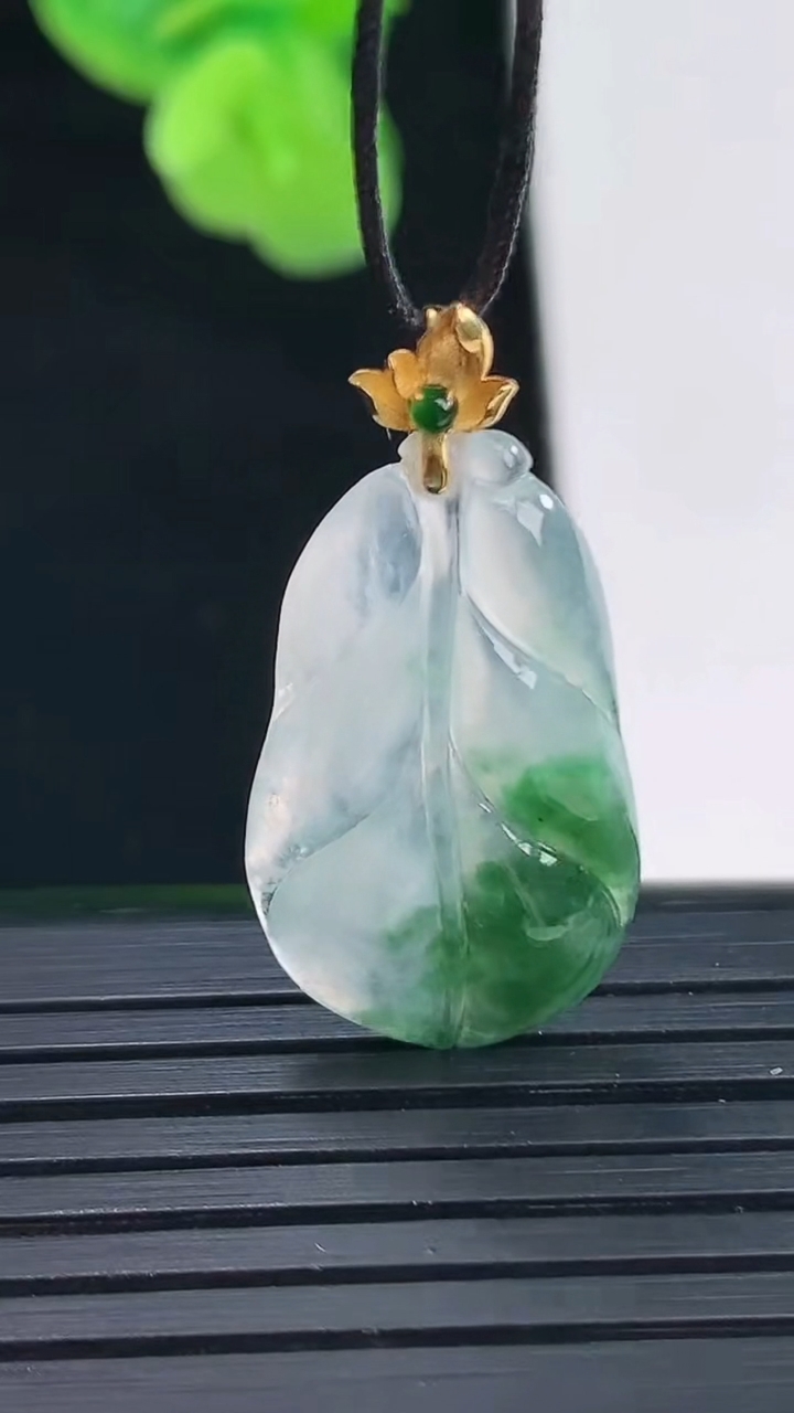 天然A货翡翠18K金飘花金枝玉叶 叶子吊坠尺寸29.8-14.6-3.2重量:2.02g
4月11日