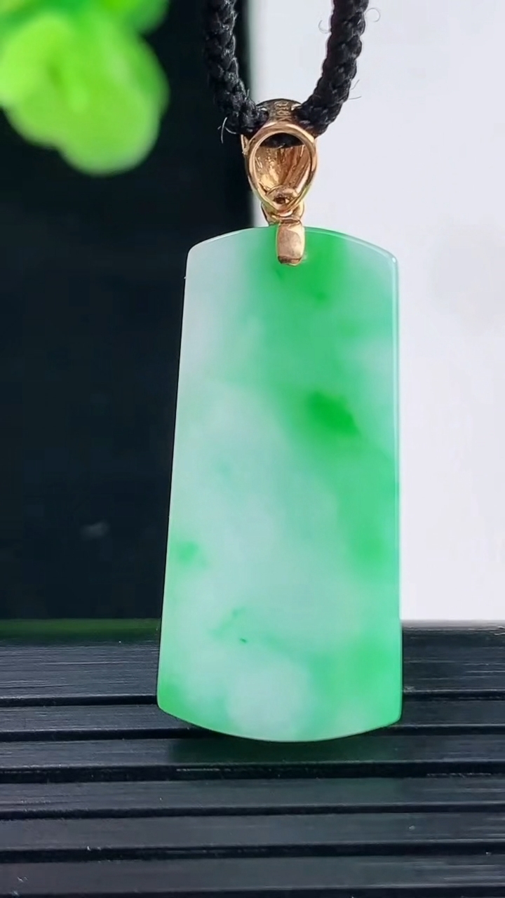 天然A货翡翠无事牌吊坠尺寸28.2-13-3.8重量:4.16g
4月11日