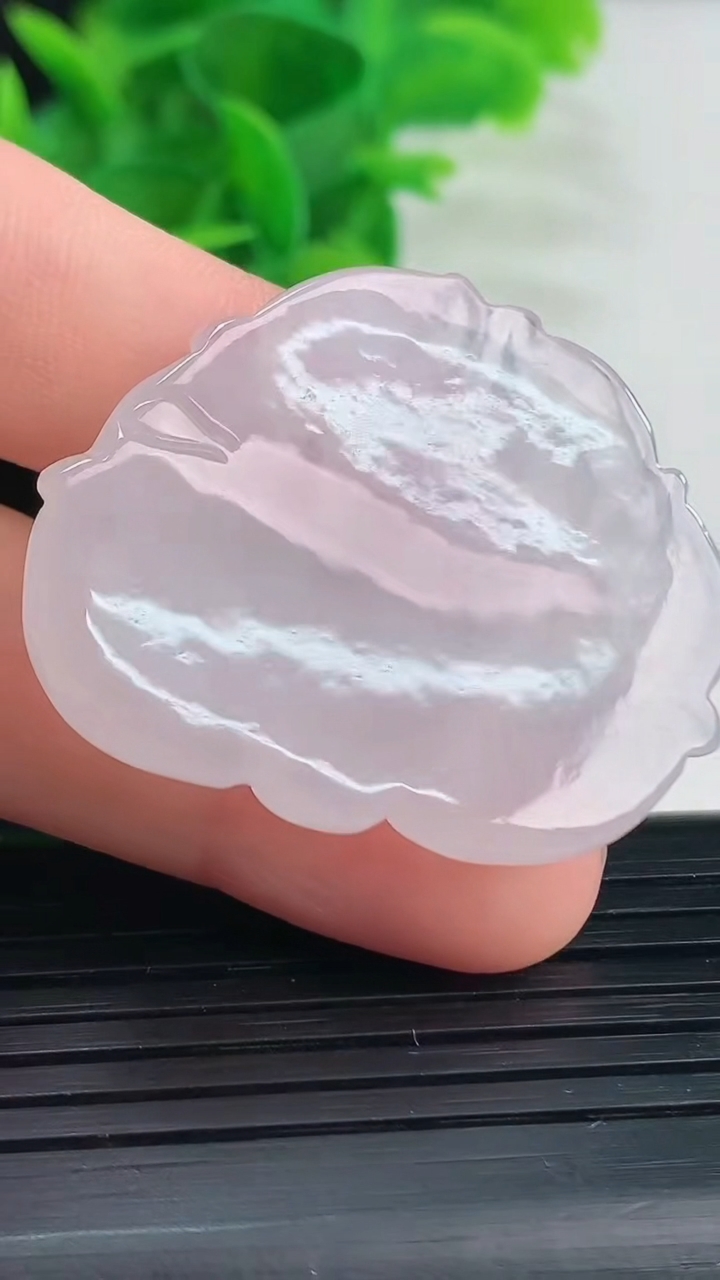 天然A货翡翠和和美美 荷花吊坠尺寸29.4-36.3-9.3重量:12.19g
4月11日