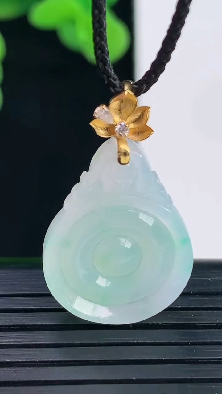 天然A货翡翠福贝吊坠尺寸29.4-17.1-3.5重量:2.23g
4月11日