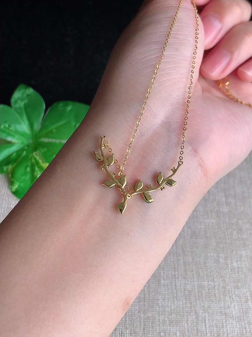 天然A货翡翠18K金镶嵌满绿随形项链 
尺寸4.7-2-1.7mm 重量1.74g 0410